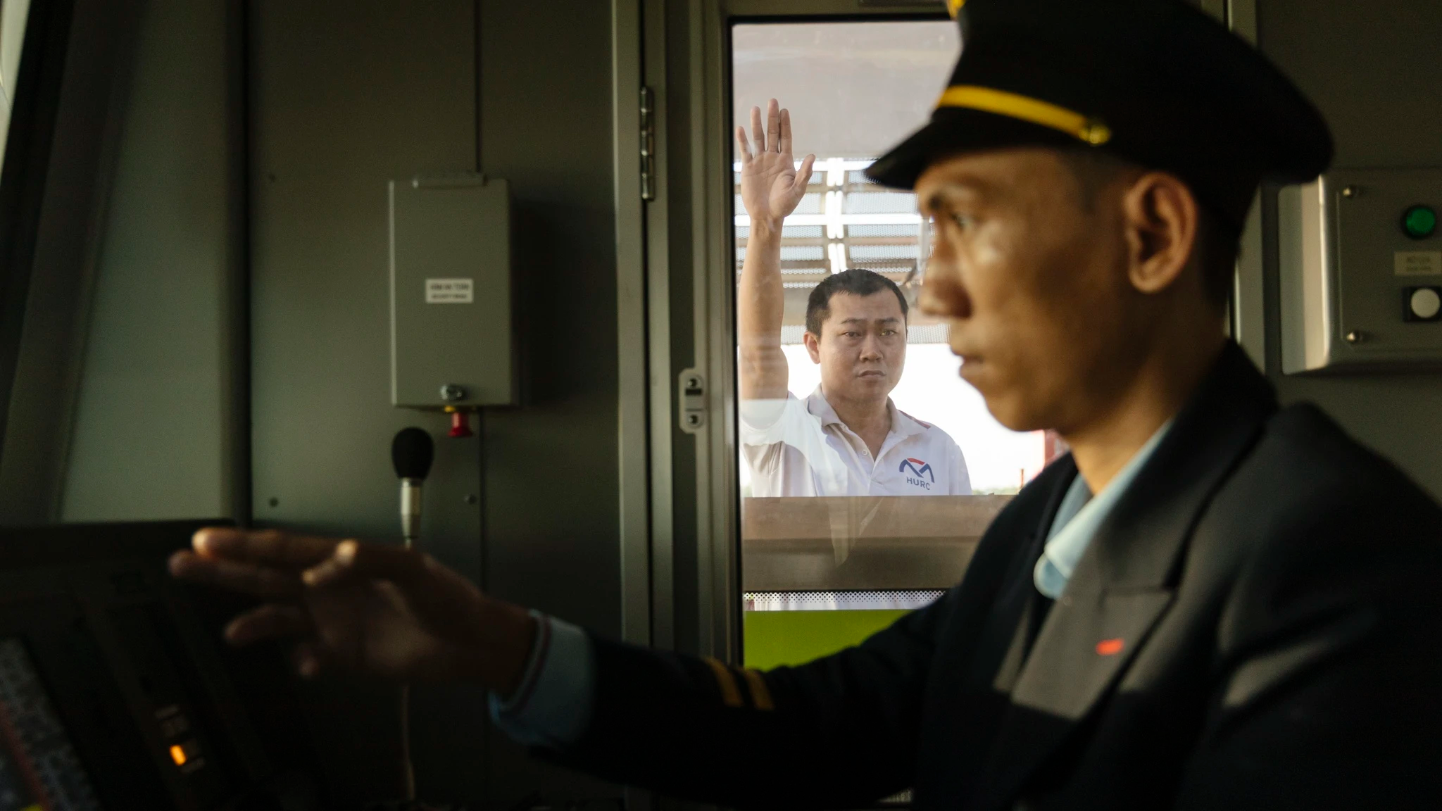Với vợ chồng tôi, metro không chỉ là một phương tiện, nó là biểu tượng của một đô thị hiện đại, vươn tầm tương lai. Mỗi ngày làm việc, tôi và Mộng Cầm luôn tự hào vì mình đang là một phần của sự thay đổi này.
