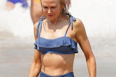 Nicole Kidman vẫn tự tin diện áo tắm ở tuổi 52