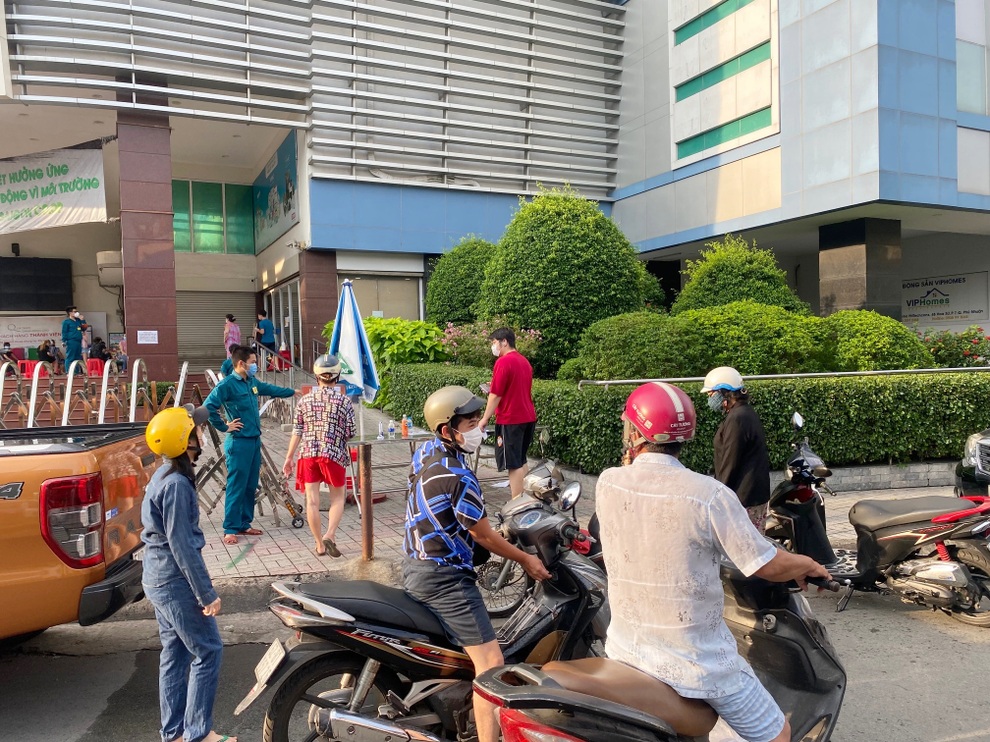 TPHCM: Nhận phiếu mua hàng buổi trưa, đến khuya mới được vào siêu thị - 3 TPHCM: Nhận phiếu mua hàng buổi trưa, đến khuya mới được vào siêu thị - 3