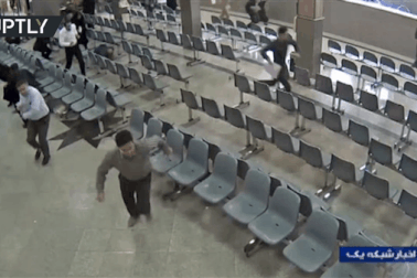 Khoảnh khắc xả súng kinh hoàng bên trong quốc hội Iran