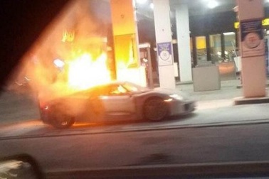 Siêu xe hybrid Porsche 918 Spyder bị lửa thiêu rụi