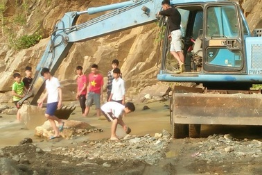 Lũ rút, dân đi cả trăm cây số tìm nước sạch