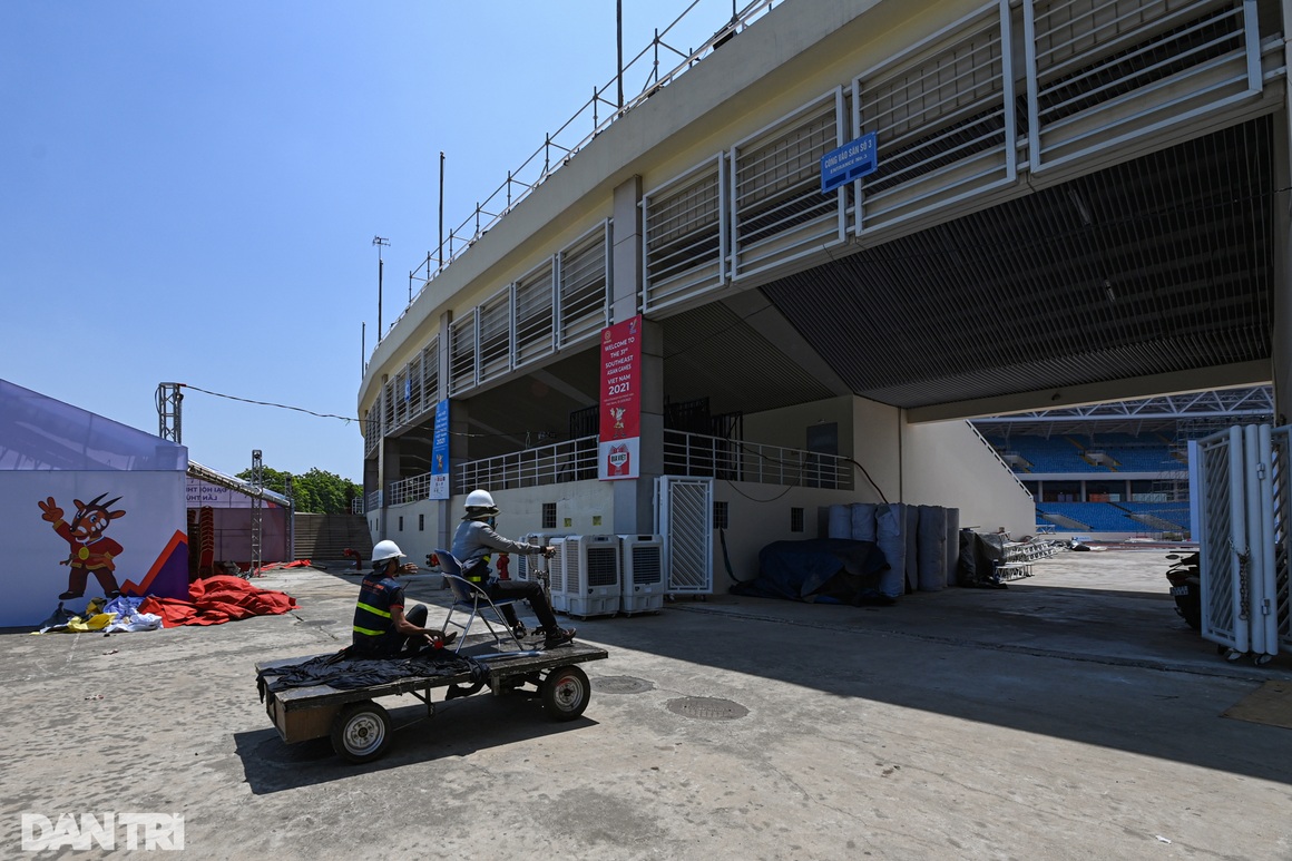 Bên trong đại công trường SVĐ Mỹ Đình chuẩn bị cho Lễ khai mạc SEA Games 31 - 2 Bên trong đại công trường SVĐ Mỹ Đình chuẩn bị cho Lễ khai mạc SEA Games 31 - 2