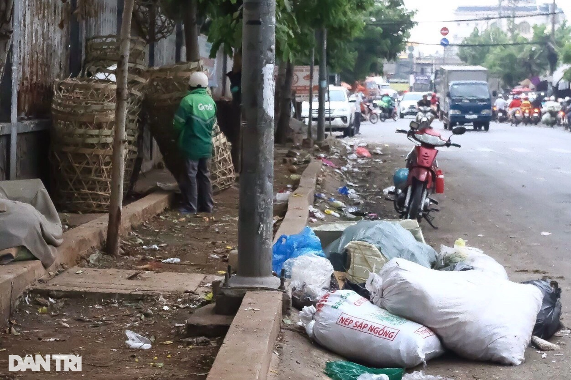 Rác thải tràn lan trên nhiều tuyến đường ở TPHCM - 8 Rác thải tràn lan trên nhiều tuyến đường ở TPHCM - 8