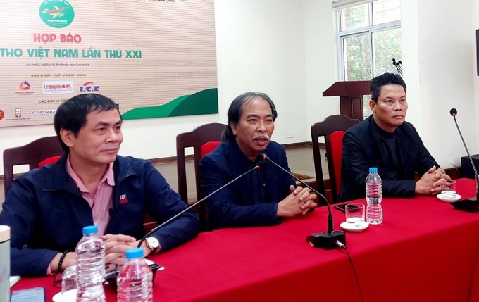 Nhà thơ Nguyễn Quang Thiều - Chủ tịch Hội Nhà văn Việt Nam, Nhà thơ Hữu Việt, Đạo diễn Lê Quý Dương chủ trì họp báo.