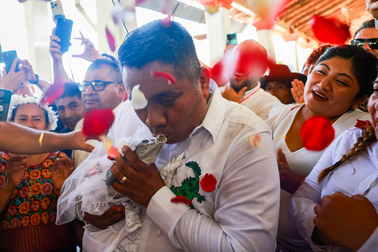 Thị trưởng kết hôn với cá sấu, “cô dâu” bị rọ miệng suốt lễ cưới