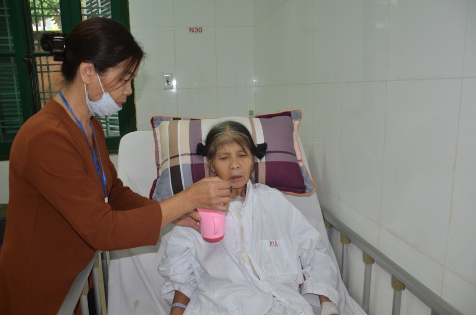 Rớt nước mắt cảnh người phụ nữ nghèo nhập viện chỉ có 100 nghìn đồng - 3 Rớt nước mắt cảnh người phụ nữ nghèo nhập viện chỉ có 100 nghìn đồng - 3