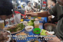 Khách Nhật giật mình tưởng đồ giả khi ăn gà tần đặt trong lon bia ở Hà Nội