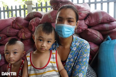 Thương 3 đứa bé mồ côi cha vì Covid-19, sống lay lắt đói khổ trăm bề