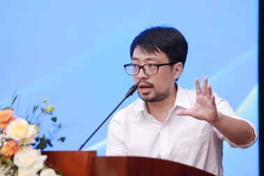 Khi nhân viên bị dọa mất việc vì AI nhưng vẫn phải học cách dùng nó