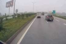 Xe con và xe tải bị húc văng vì tình huống dừng đột ngột giữa đường cao tốc