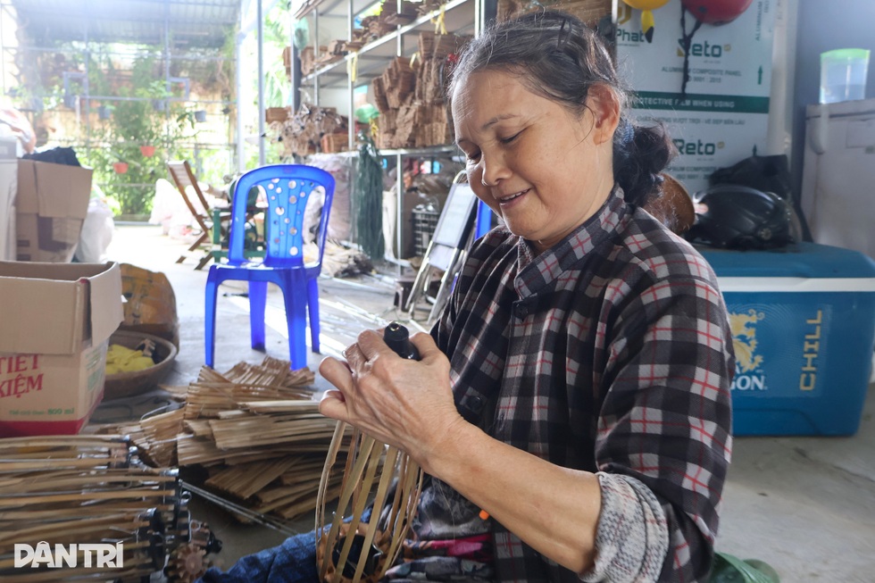 Ông chủ chuỗi cà phê tại TPHCM bỏ về quê làm đèn lồng bán khắp thế giới - 6 Ông chủ chuỗi cà phê tại TPHCM bỏ về quê làm đèn lồng bán khắp thế giới - 6