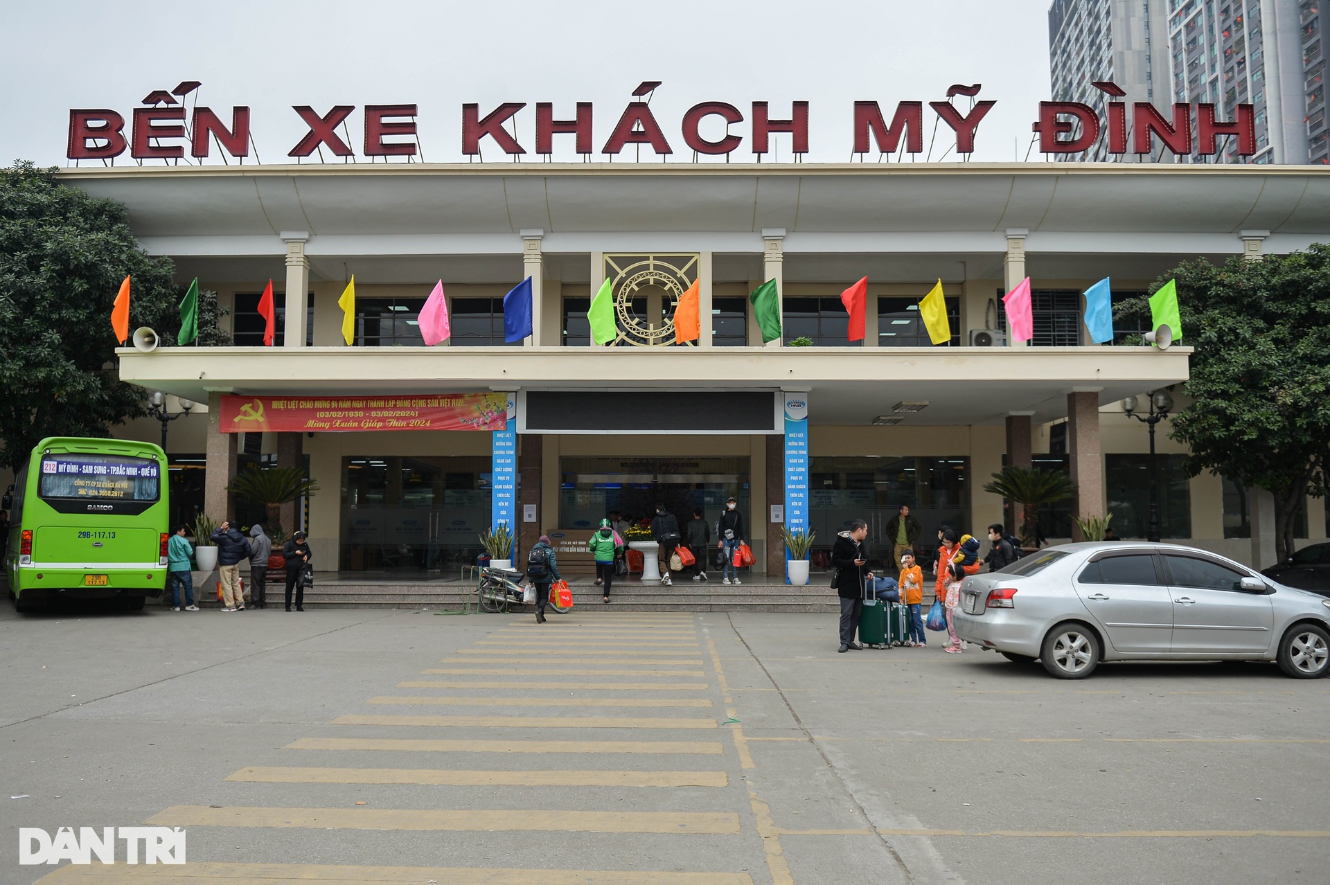 Người dân ùn ùn về quê ăn Tết, đường Vành đai 3 trên cao tắc hơn 3km - 8 Người dân ùn ùn về quê ăn Tết, đường Vành đai 3 trên cao tắc hơn 3km - 8
