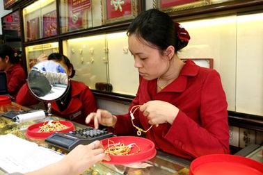 Vàng tăng 10.000 đồng/chỉ, USD “lấy lại” 5 VND