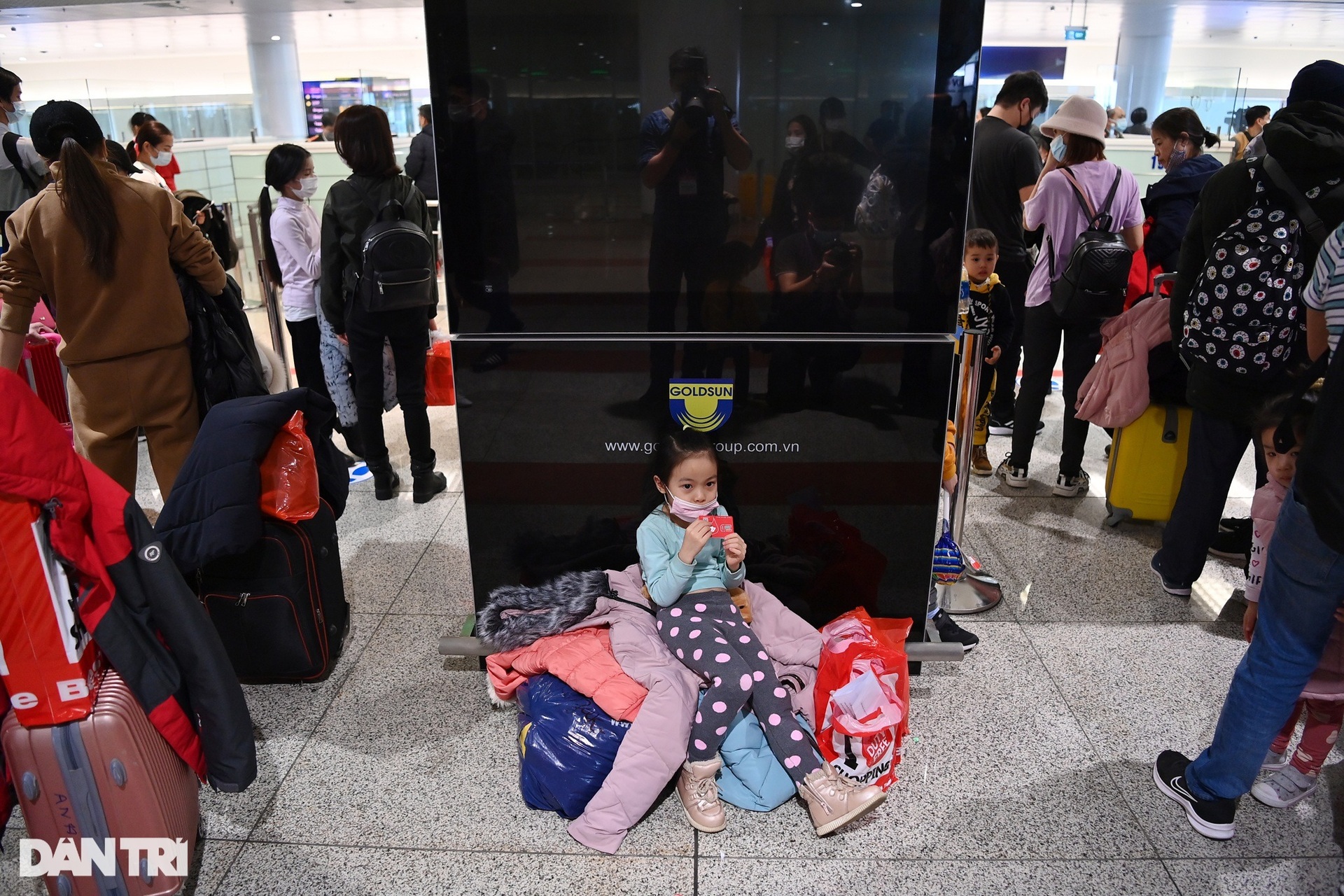 Gương mặt trẻ thơ, cái ôm tràn nước mắt trong chuyến bay giải cứu đầu tiên - 8 Gương mặt trẻ thơ, cái ôm tràn nước mắt trong chuyến bay giải cứu đầu tiên - 8