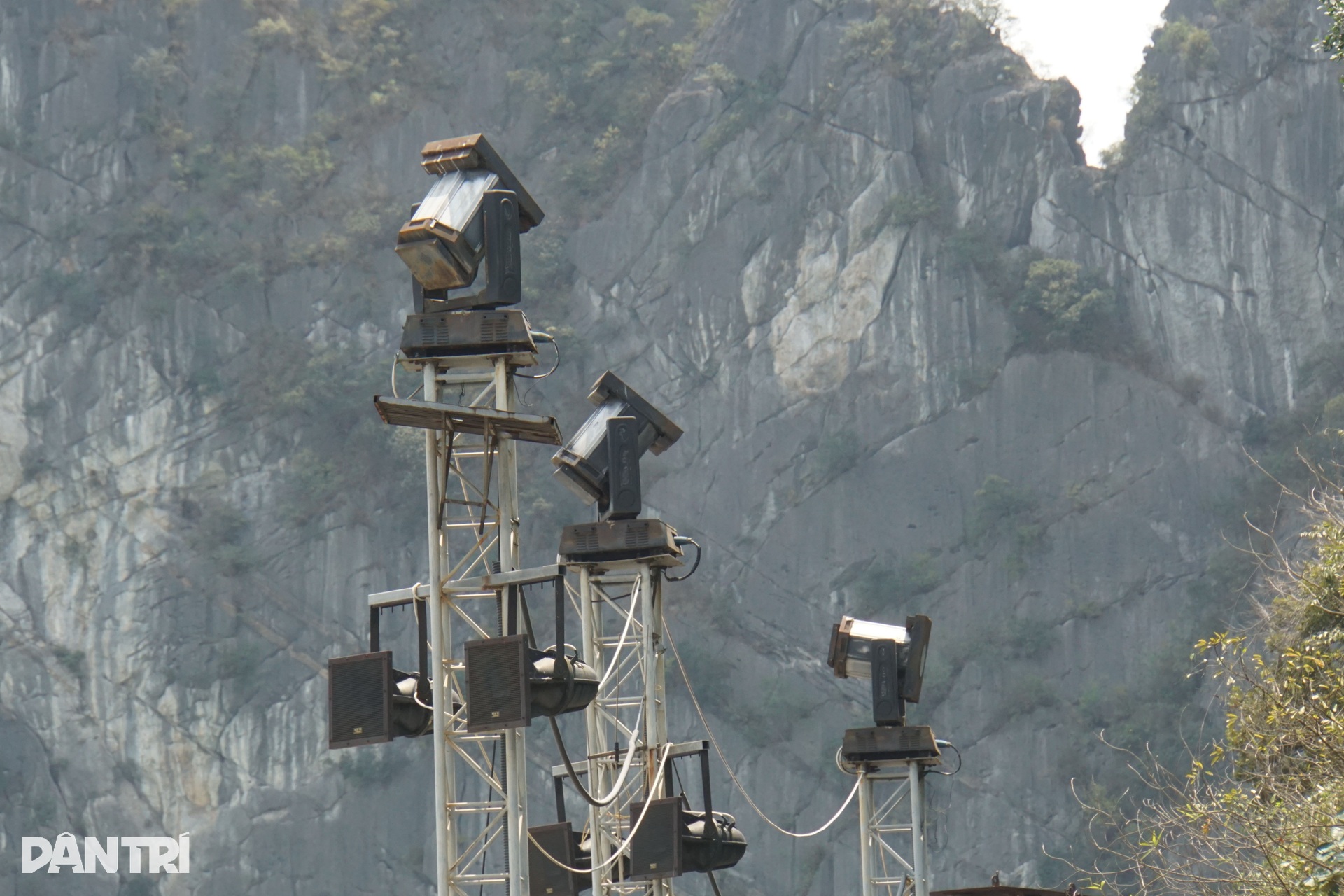 Tháo dỡ dàn đèn nghệ thuật 140 tỷ đồng vô dụng ở Vịnh Hạ Long - 11 Tháo dỡ dàn đèn nghệ thuật 140 tỷ đồng vô dụng ở Vịnh Hạ Long - 11