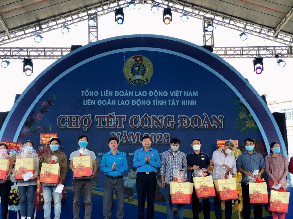 Elmich mang niềm vui đến nhiều gia đình tại Hội chợ Tết Công đoàn 2023 - 2 Elmich mang niềm vui đến nhiều gia đình tại Hội chợ Tết Công đoàn 2023 - 2