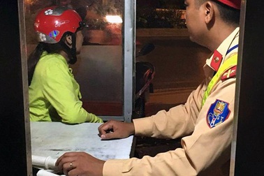 CSGT kịp thời cứu người phụ nữ lên cầu Chương Dương tự tử