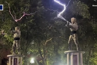 Màn trình diễn tia sét sống động hút triệu lượt xem tại lễ hội ở Trung Quốc