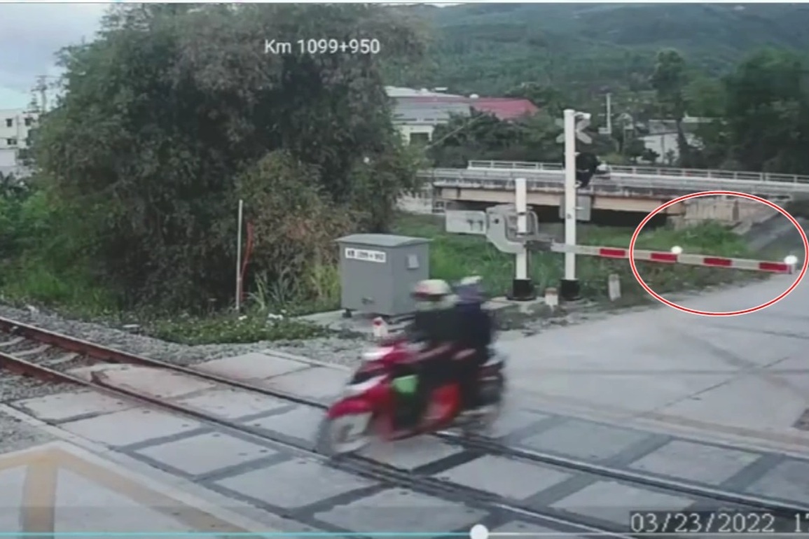 Cố vượt đường sắt khi tàu đang chạy, nam thanh niên tử vong tại chỗ - 2 Cố vượt đường sắt khi tàu đang chạy, nam thanh niên tử vong tại chỗ - 2
