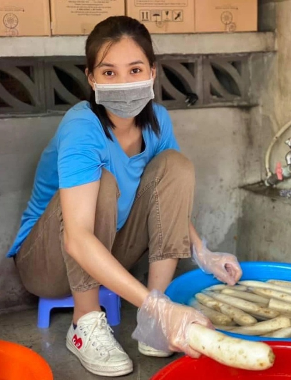 Hoa hậu Trần Tiểu Vy: Làm từ thiện vào mùa dịch rất khó khăn - 3 Hoa hậu Trần Tiểu Vy: Làm từ thiện vào mùa dịch rất khó khăn - 3