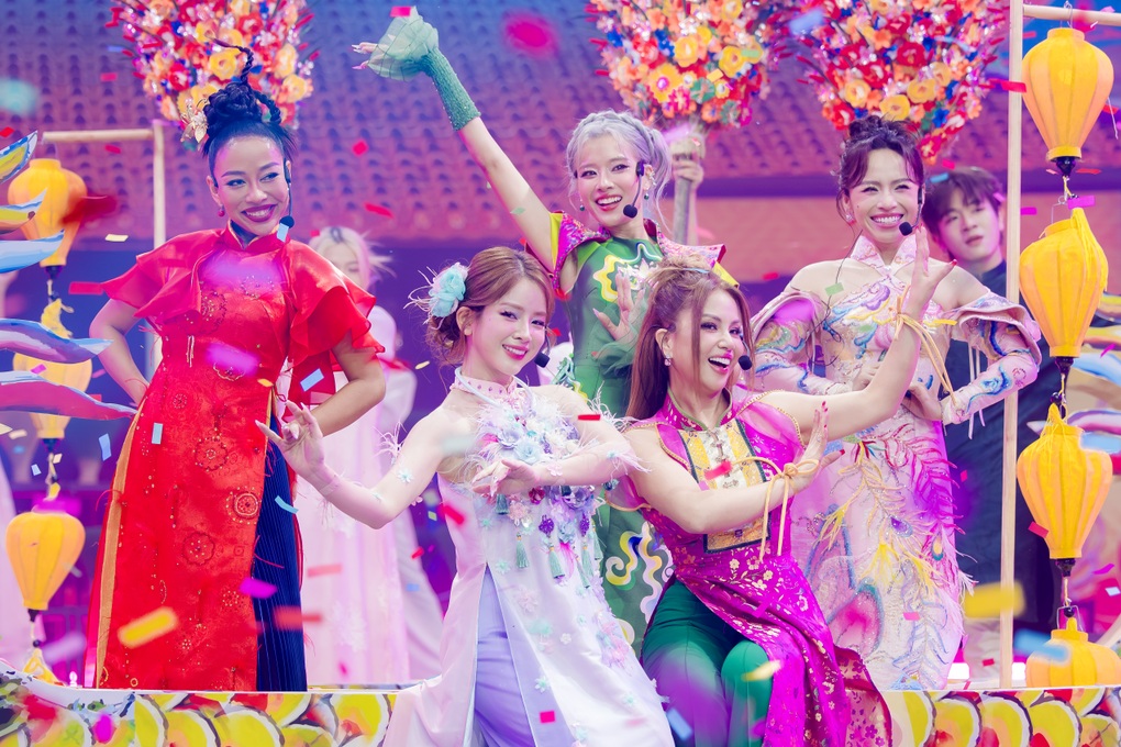 Minh Tuyết bật khóc, nói xin lỗi và cảm ơn tại chung kết Chị đẹp đạp gió - 4 Minh Tuyết bật khóc, nói xin lỗi và cảm ơn tại chung kết Chị đẹp đạp gió - 4