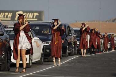 Muôn kiểu lễ tốt nghiệp sáng tạo của các trường học Mỹ trong dịch Covid-19