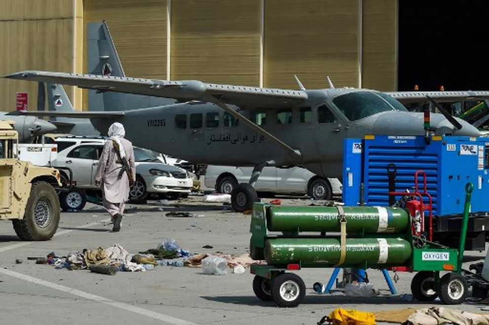 Dàn phi cơ quân sự khủng bị Mỹ phá hủy ở sân bay Kabul khi rút quân - 5 Dàn phi cơ quân sự khủng bị Mỹ phá hủy ở sân bay Kabul khi rút quân - 5