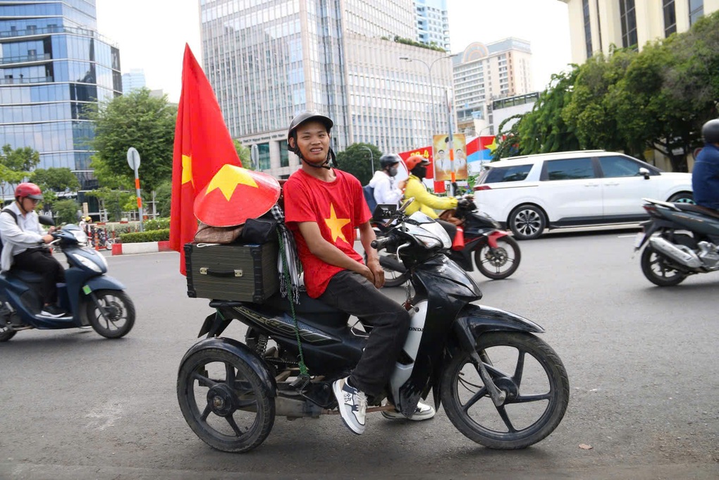 Chàng trai khuyết tật xuyên Việt trên chiếc xe ba bánh để xem lễ diễu binh - 1 Chàng trai khuyết tật xuyên Việt trên chiếc xe ba bánh để xem lễ diễu binh - 1