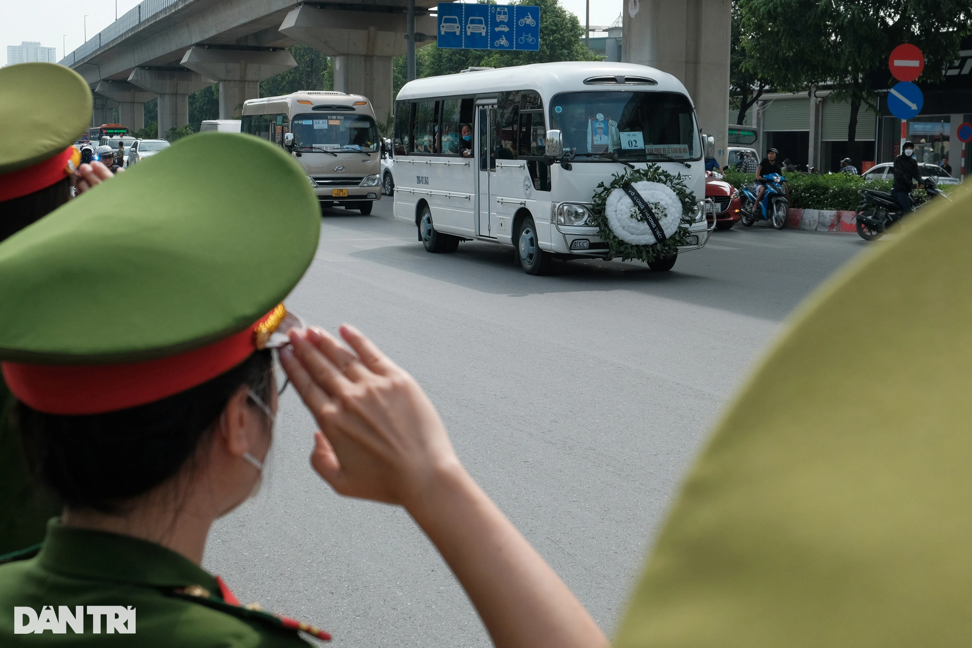 Hình ảnh đồng đội đưa thi hài 3 liệt sĩ qua nhà riêng, đến Nhà tang lễ QG - 19 Hình ảnh đồng đội đưa thi hài 3 liệt sĩ qua nhà riêng, đến Nhà tang lễ QG - 19