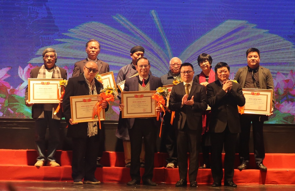 Tặng thưởng 20 tác phẩm lý luận, phê bình văn học, nghệ thuật - 5 Tặng thưởng 20 tác phẩm lý luận, phê bình văn học, nghệ thuật - 5