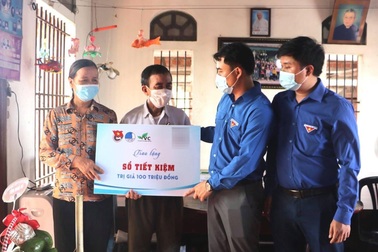 Tặng sổ tiết kiệm 200 triệu đồng cho gia đình nam sinh cứu bạn đuối nước