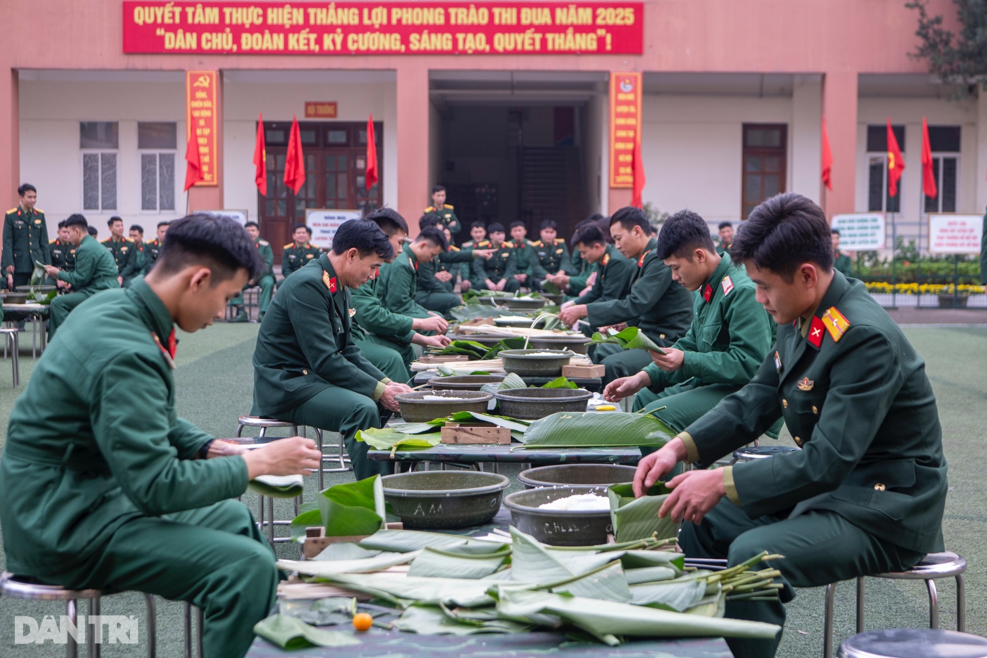 Chiến sĩ Lữ đoàn cận vệ trổ tài gói 4.000 nghìn chiếc bánh chưng đón Tết - 2 Chiến sĩ Lữ đoàn cận vệ trổ tài gói 4.000 nghìn chiếc bánh chưng đón Tết - 2