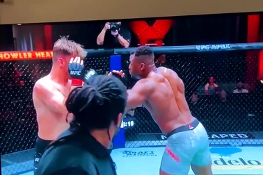 Mất đai hạng nặng, nhà cựu vô địch UFC vẫn trêu đùa người hâm mộ