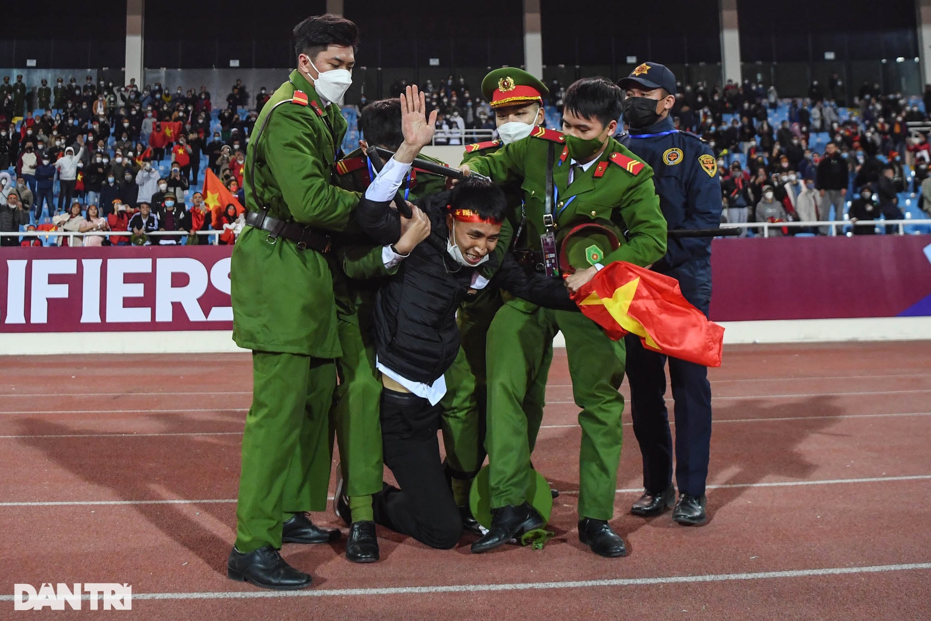 CĐV quá khích cầm cờ lao xuống sân ăn mừng cùng đội tuyển Việt Nam - 15 CĐV quá khích cầm cờ lao xuống sân ăn mừng cùng đội tuyển Việt Nam - 15