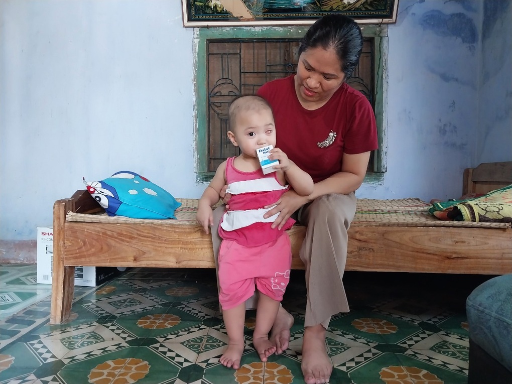 Xin cứu lấy con mắt còn lại của bé gái 2 tuổi - 1 Xin cứu lấy con mắt còn lại của bé gái 2 tuổi - 1