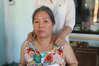 Trao 13 triệu đồng đến gia đình có mẹ bạo bệnh, con bán bánh nuôi mẹ