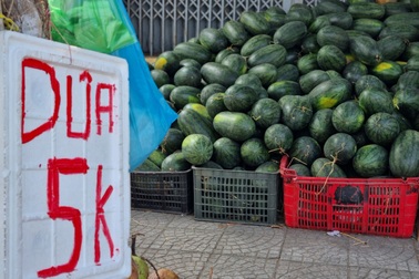 Dưa hấu "giải cứu" bày bán la liệt ở vỉa hè Đà Nẵng, ít người mua