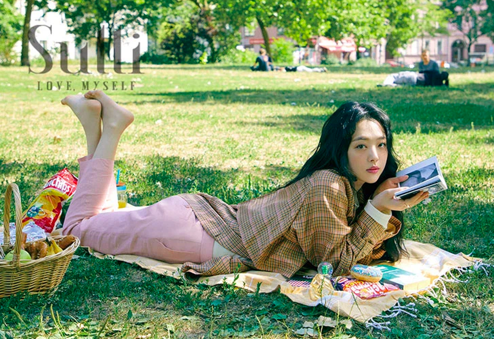 Nghẹn ngào ngắm nụ cười xinh đẹp của Sulli trong bộ ảnh cuối đời - 4 Nghẹn ngào ngắm nụ cười xinh đẹp của Sulli trong bộ ảnh cuối đời - 4