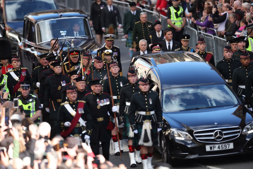 Đoàn rước linh cữu Nữ hoàng Elizabeth II trên đường phố Scotland - 1 Đoàn rước linh cữu Nữ hoàng Elizabeth II trên đường phố Scotland - 1