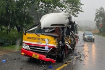 Xe buýt biến dạng sau cú va chạm với xe đầu kéo