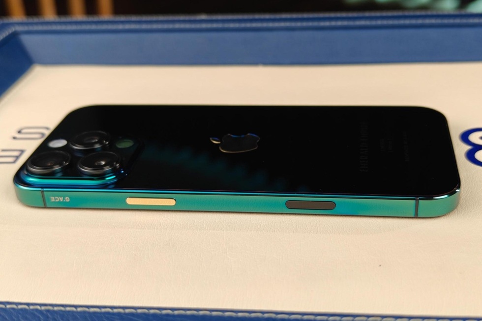 Ngắm iPhone 16 Pro Max bản giới hạn màu xanh ngọc lục bảo - 2 Ngắm iPhone 16 Pro Max bản giới hạn màu xanh ngọc lục bảo - 2