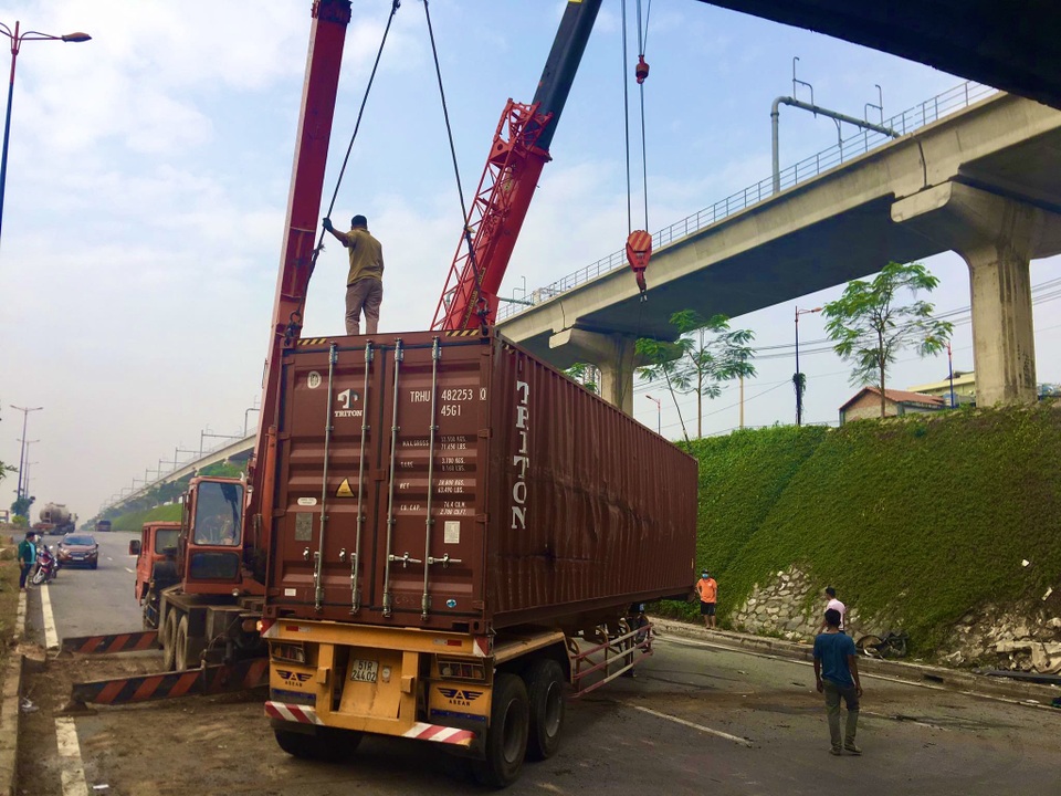 Xe container lật ngang hầm chui, cửa ngõ TP Thủ Đức tê liệt - 2 Xe container lật ngang hầm chui, cửa ngõ TP Thủ Đức tê liệt - 2