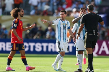 Messi tố cáo hành động của Cucurella, yêu cầu trọng tài rút thẻ đỏ