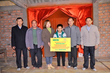 Trao hơn 356 triệu đồng đến cậu bé Mạnh Quang mồ côi bị bệnh thận