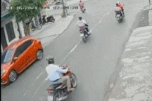 Mất bình tĩnh, nữ tài xế lùi xe lao thẳng vào nhà người lạ