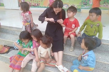 Cô giáo người Thái hy sinh tuổi xuân "cõng chữ" về với bản Dao