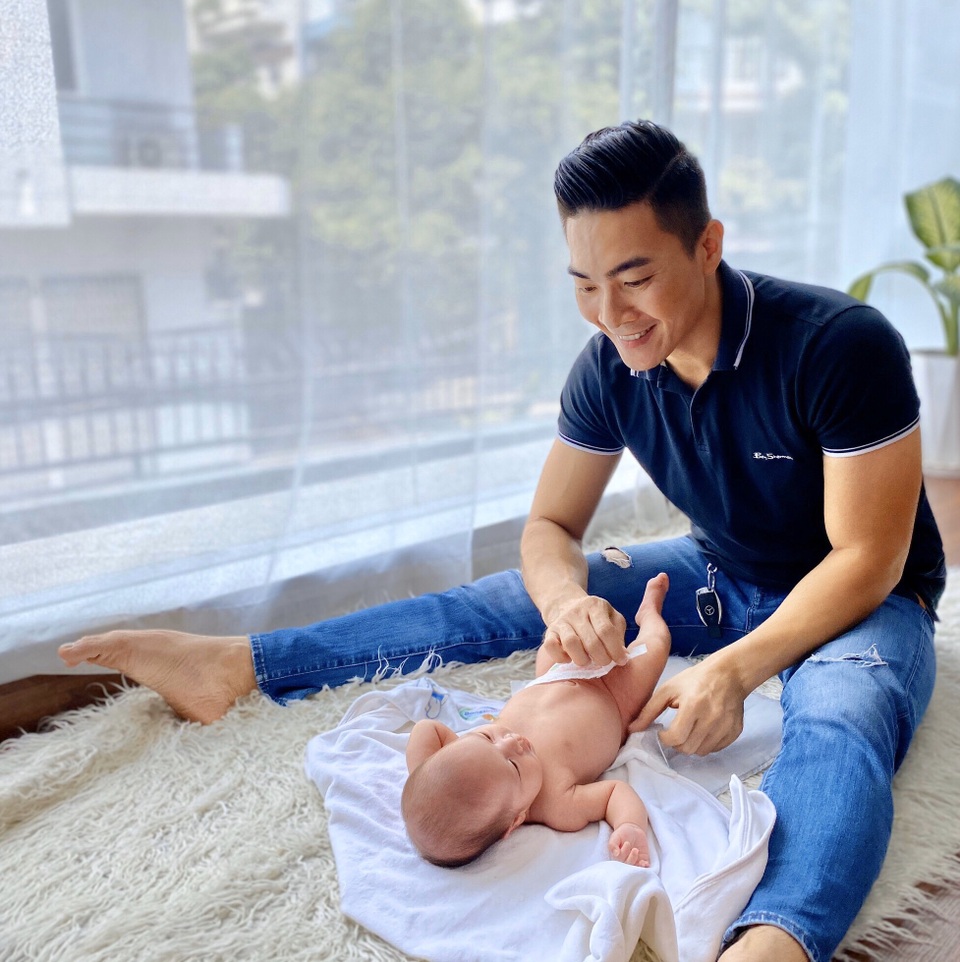 Quốc Cơ dạy con trai 4 tuổi giặt quần áo trong những ngày tránh dịch - 8 Quốc Cơ dạy con trai 4 tuổi giặt quần áo trong những ngày tránh dịch - 8