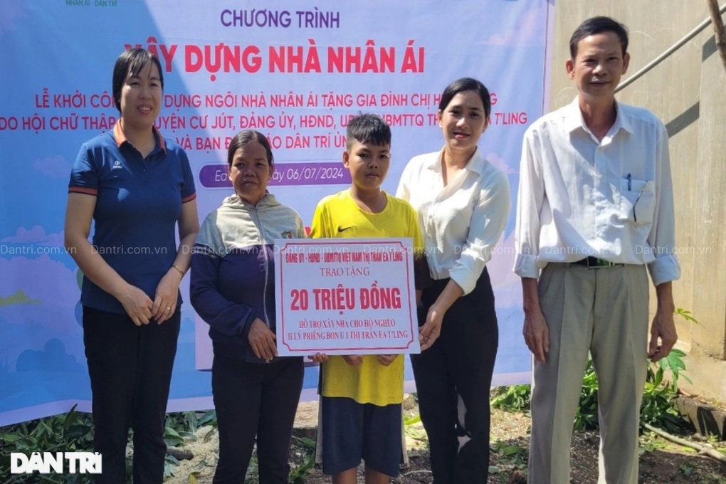 Ba mẹ con sống nhờ trong căn bếp ẩm thấp được xây nhà mới - 5 Ba mẹ con sống nhờ trong căn bếp ẩm thấp được xây nhà mới - 5
