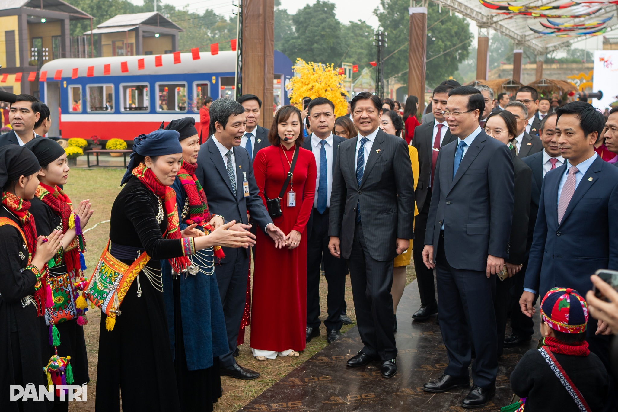 राष्ट्रपति वो वान थुओंग और फिलीपीन के राष्ट्रपति ने इंपीरियल गढ़ का दौरा किया - 2 Chủ tịch nước Võ Văn Thưởng cùng Tổng thống Philippines thăm Hoàng thành - 2